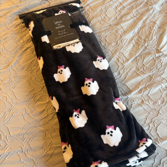 Homegoods Other - NWT Spells & Potions Oversized Ghost Throw